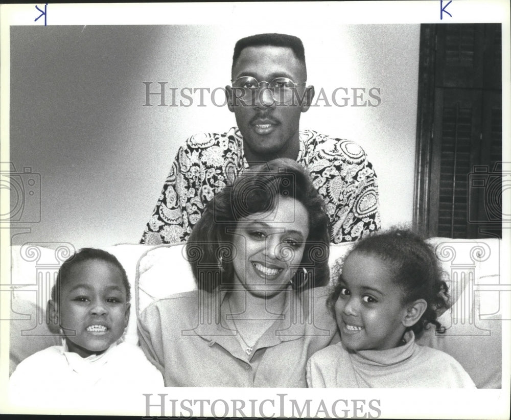 1990 Press Photo Basketball Player Willie Anderson with Wife and Children- Historic Images