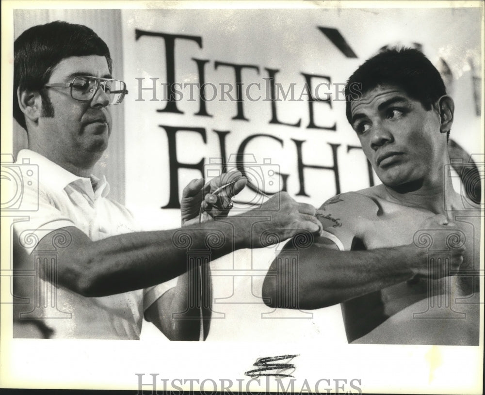 1987 Press Photo Boxer Mike Ayala with Match Maker Wayne Harrison at Conference- Historic Images