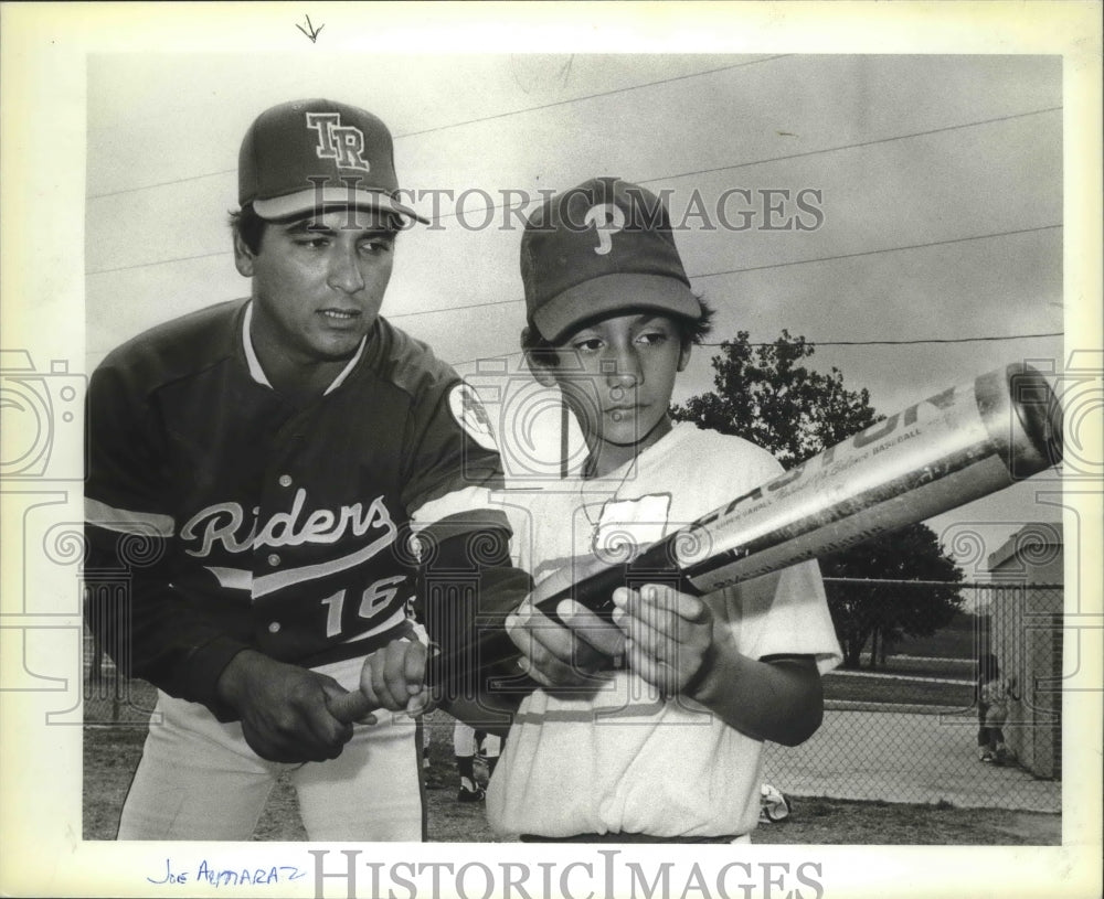 1986 Press Photo Joe Almarez, Roosevelt Riders Baseball Coach with Child- Historic Images
