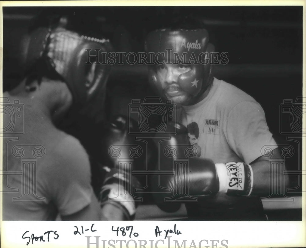 1990 Press Photo Boxer Mike Ayala sparring at the Zaramora Street Gym- Historic Images