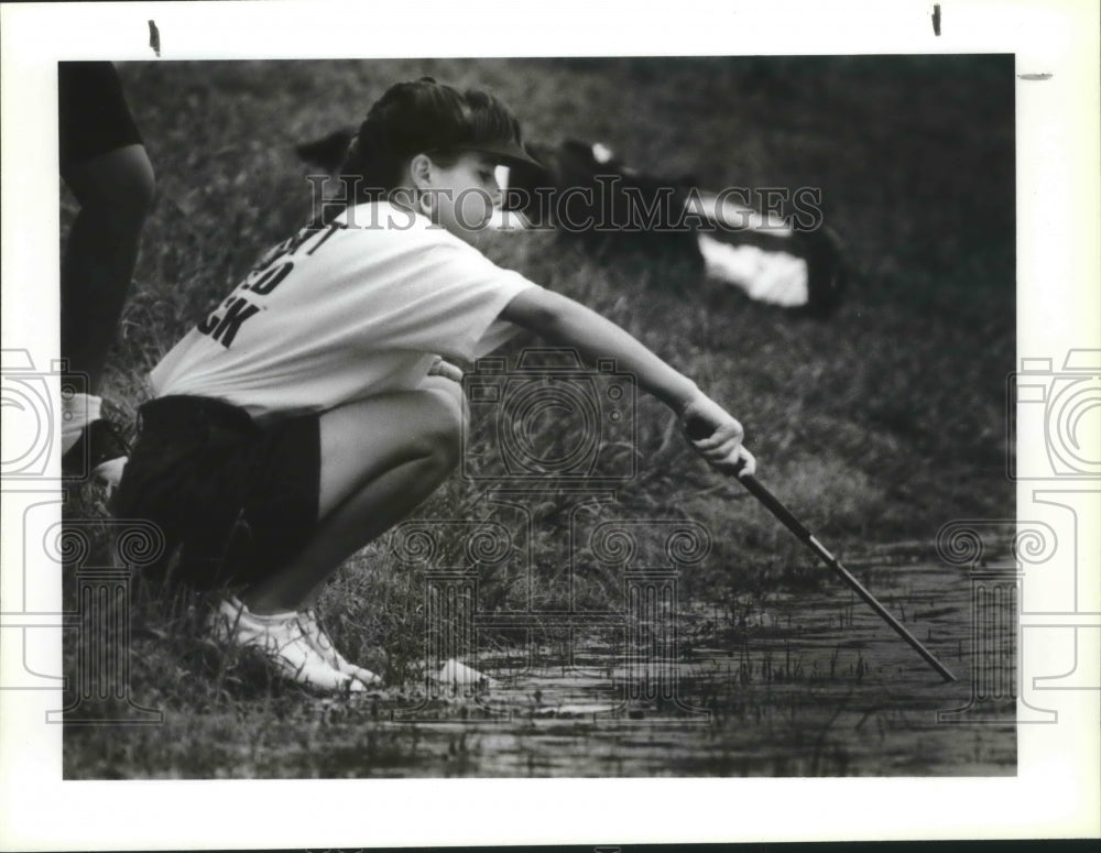 1992 Press Photo Amy Parker looks for Golf ball at Jimmy Clay Golf Course- Historic Images