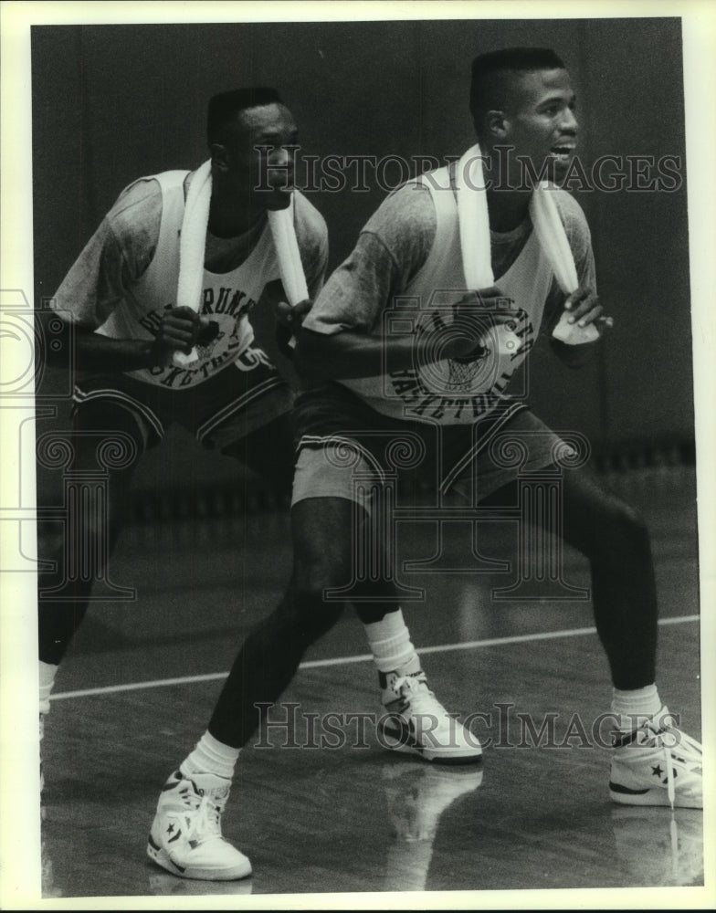 1990 Press Photo UTSA basketball players Ken Washington &amp; James Swader work out- Historic Images