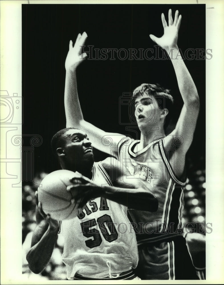 1990 Press Photo San Antonio and Mercer College Basketball Players at Game- Historic Images