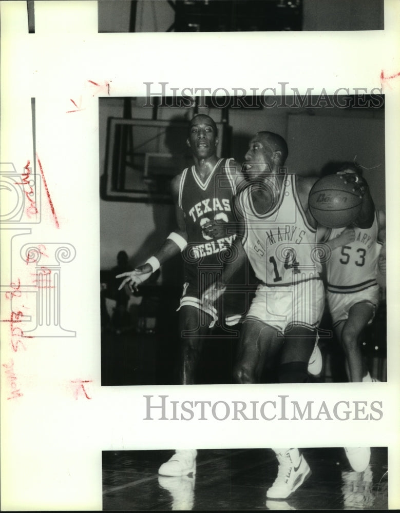 1990 Press Photo Texas and Saint Mary&#39;s College Basketball Player at Game- Historic Images