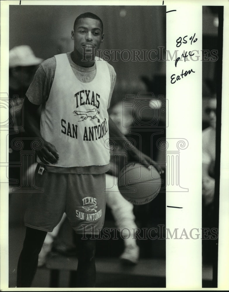 1990 Press Photo Darryl Eaton, University of Texas San Antonio Basketball Player- Historic Images