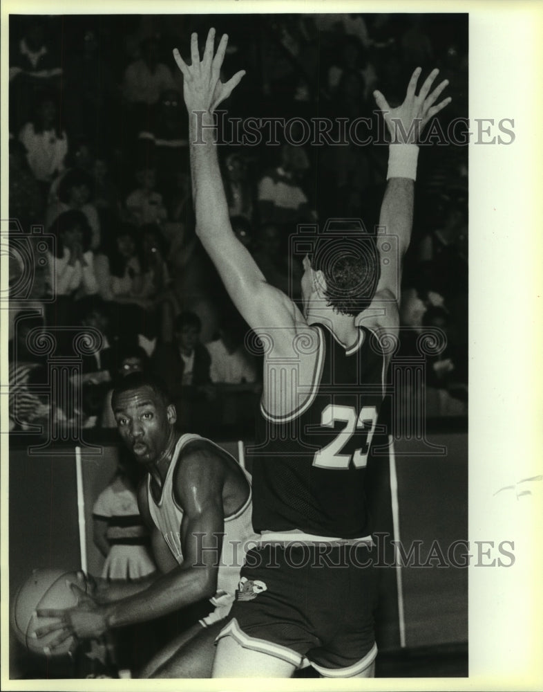 1988 Press Photo St. Mary and St. Ed play a college basketball game - sas04457- Historic Images