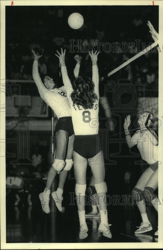 1982 Press Photo Texas college volleyball players in action - sas04462- Historic Images