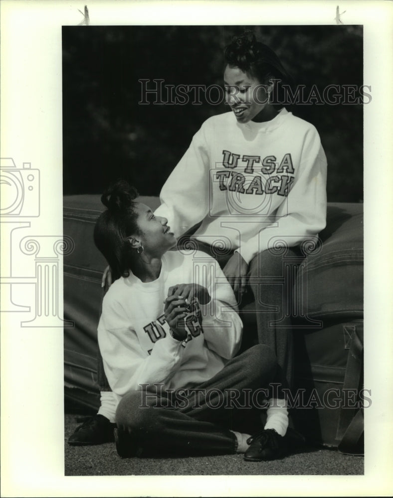 1993 Press Photo Texas-San Antonio track athletes Jamie and Janet Booker- Historic Images