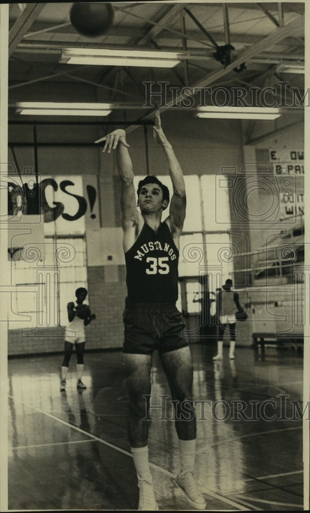 1973 Press Photo Mike Brown, Jefferson Basketball Player on the Court- Historic Images