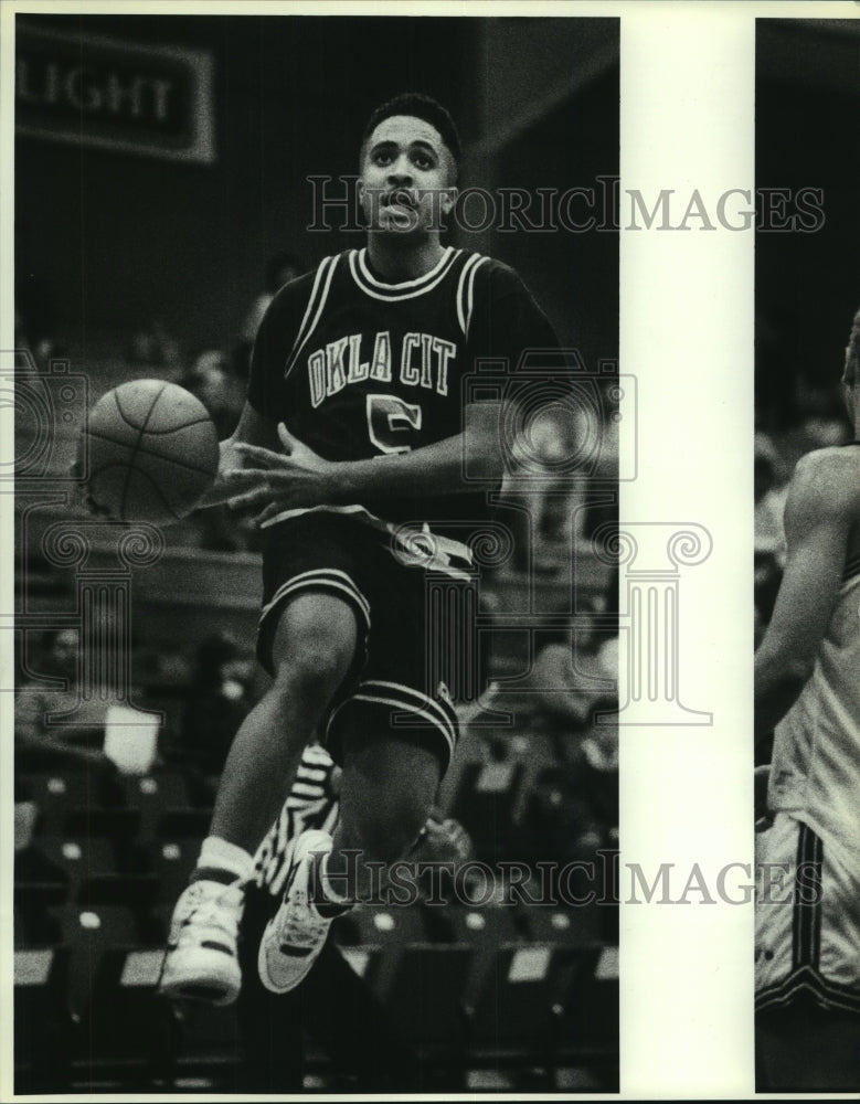 1990 Press Photo Tony Terrel, Oklahoma City College Basketball Player at Game- Historic Images