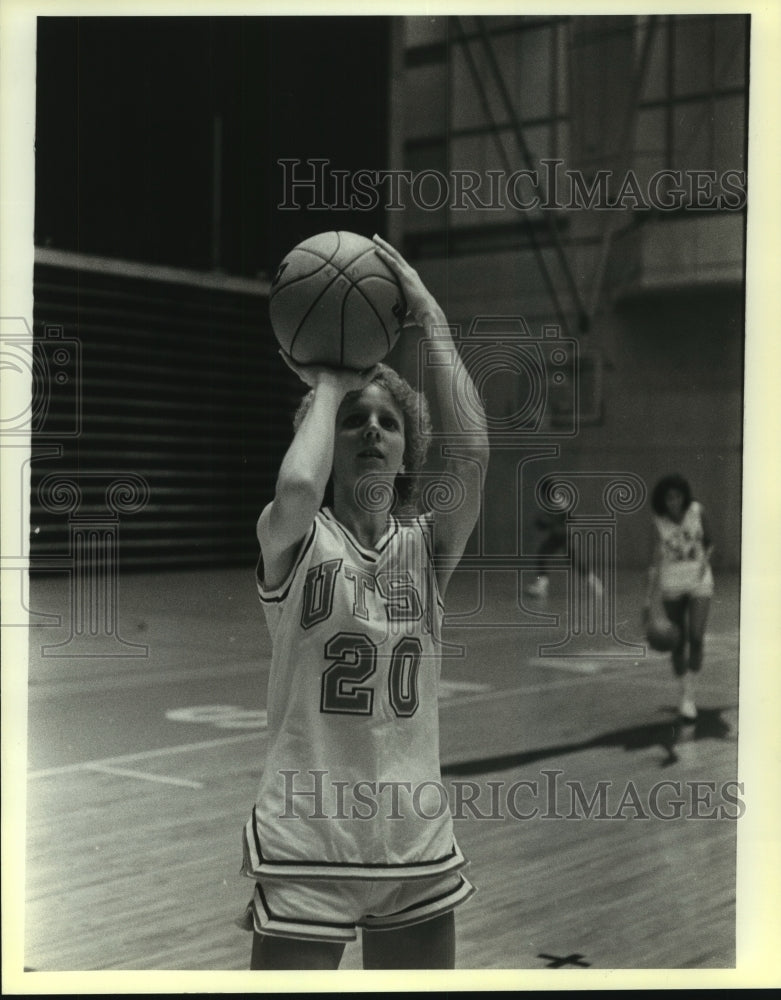 1986 Press Photo Rhonda Hoffman, University Texas San Antonio Basketball Player- Historic Images