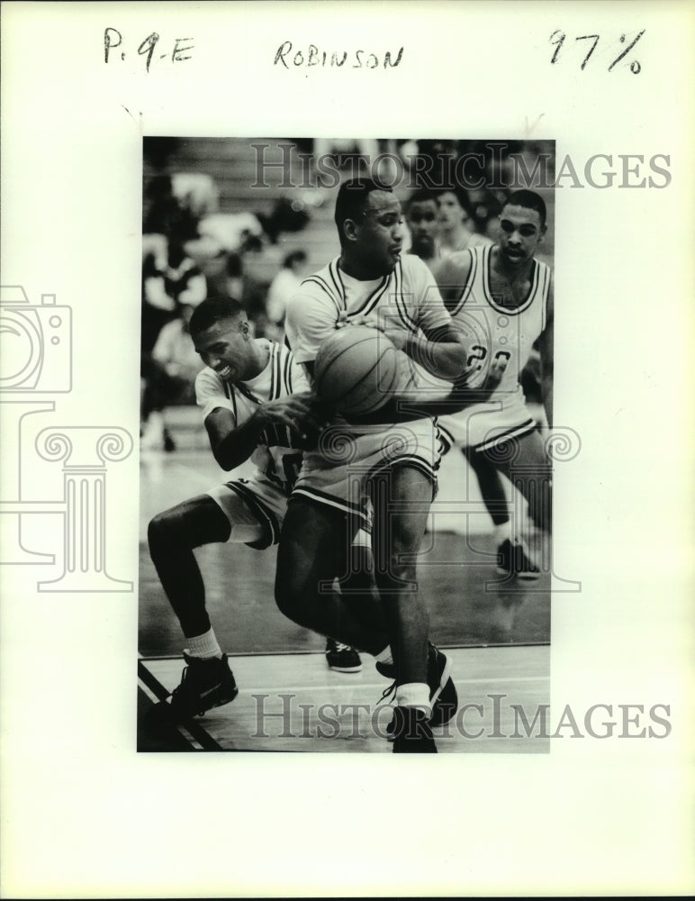 1990 Press Photo Jesse Robinson Incarnate Word College Basketball Player at Game- Historic Images