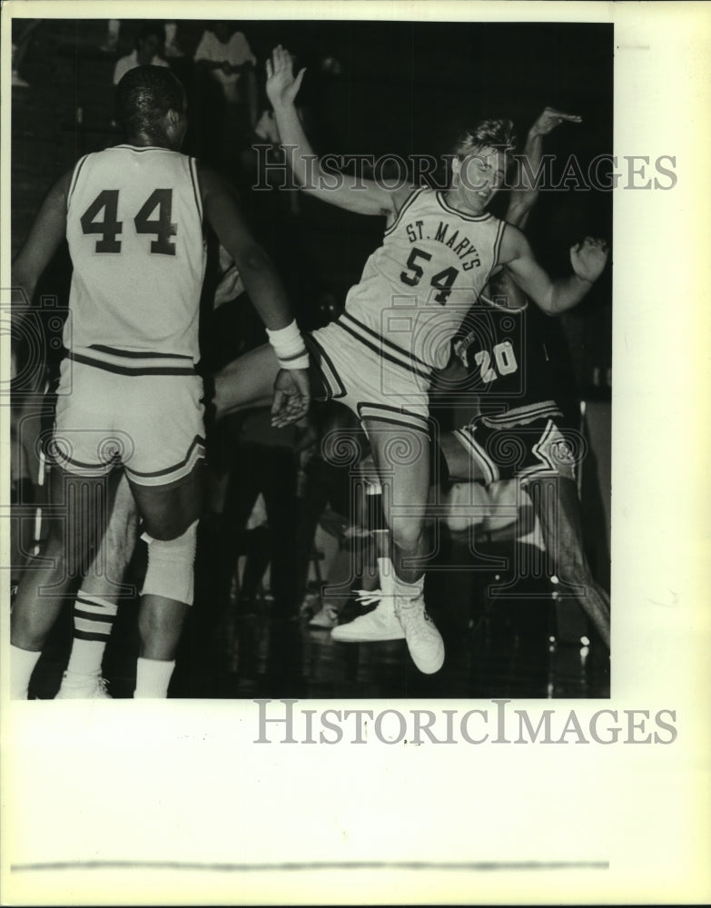 1986 Press Photo Pete Hansen, Saint Mary&#39;s College Basketball Player at Game- Historic Images