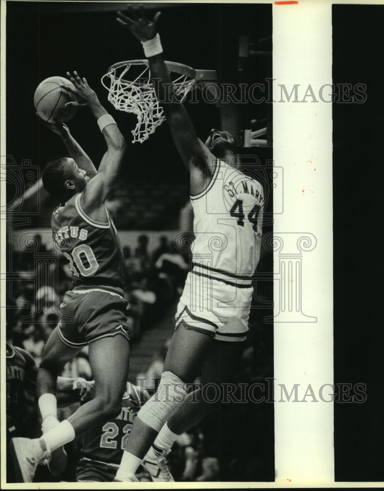 1986 Press Photo James Douglas tries to block shot from Dion Pettus, Basketball- Historic Images