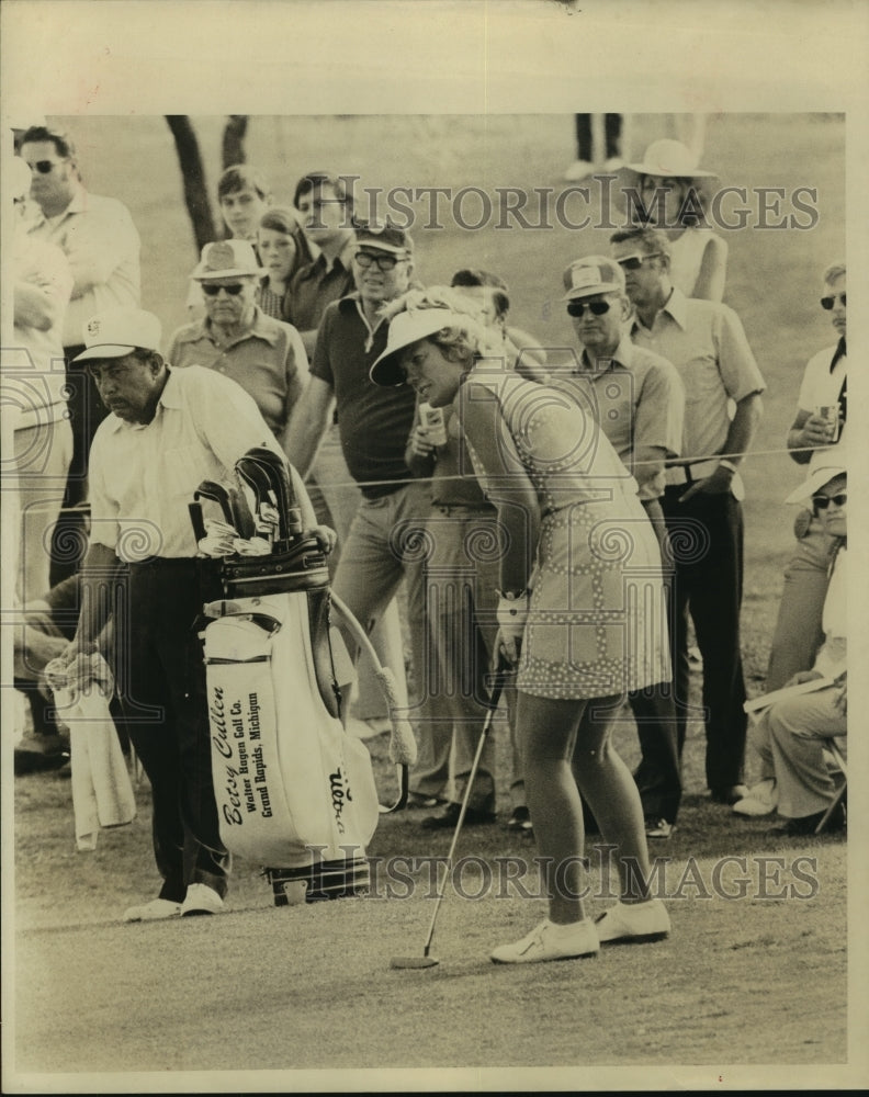 1973 Press Photo Golfer Betsy Cullen on Course with On Lookers - sas04701- Historic Images