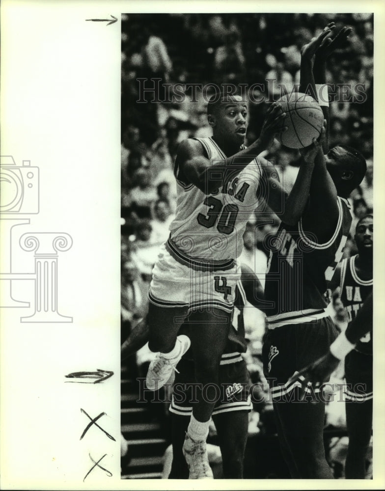 1989 Press Photo San Antonio and Little Rock College Basketball Players at Game- Historic Images