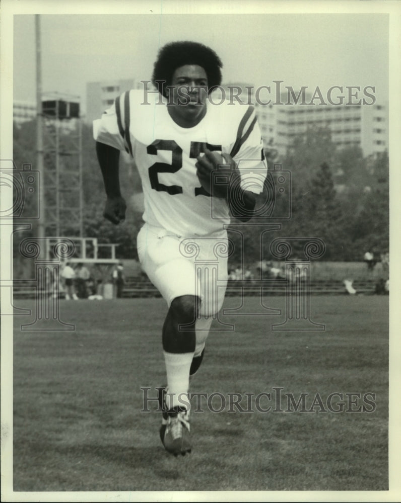 Press Photo Theoris Brown, Football Player on the Field - sas04829- Historic Images