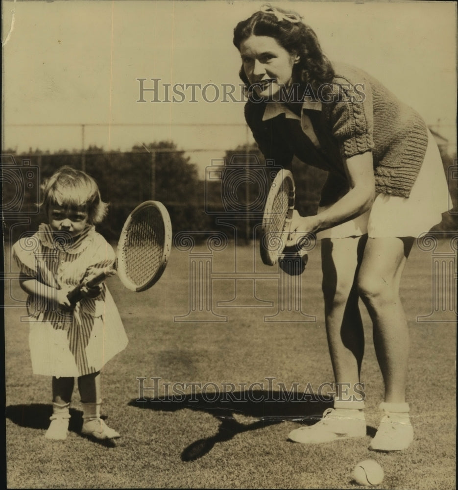 Press Photo Tennis Player Sarah Polfrey Cooke with Child - sas04851- Historic Images