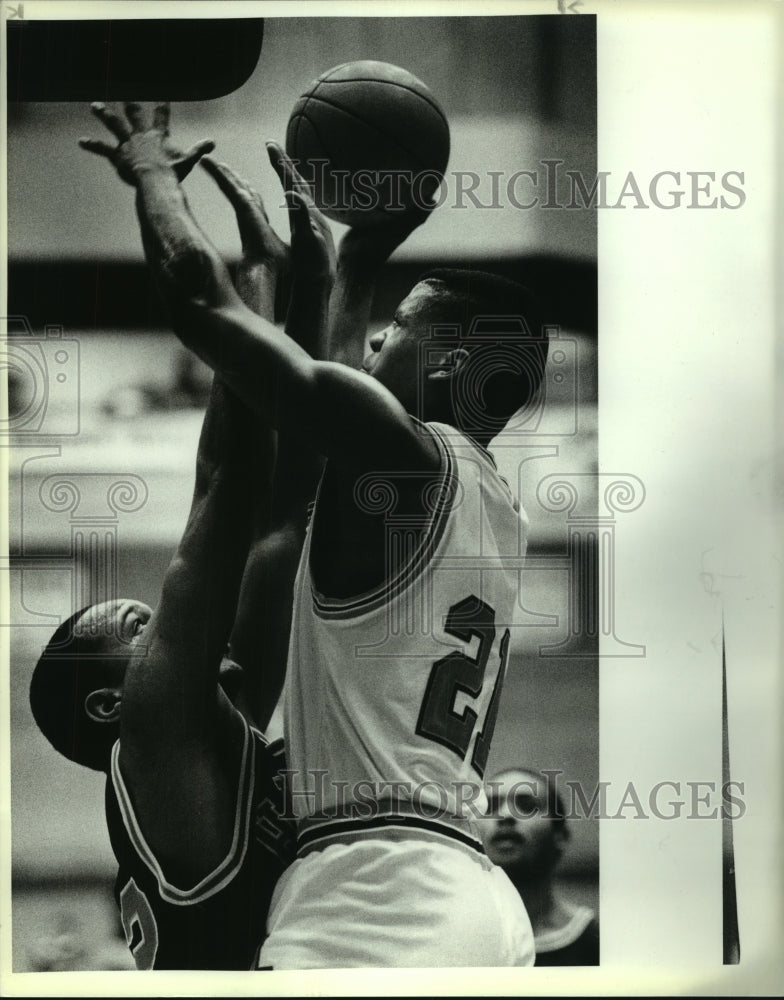 1989 Press Photo San Antonio and Houston Baptist College Basketball Players- Historic Images