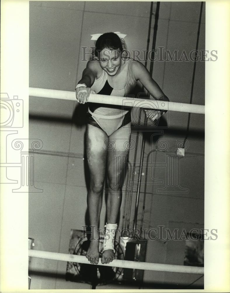 1987 Press Photo Leslie Mott at Alamo City Gym&#39;s Women&#39;s Gymnastics Classic- Historic Images