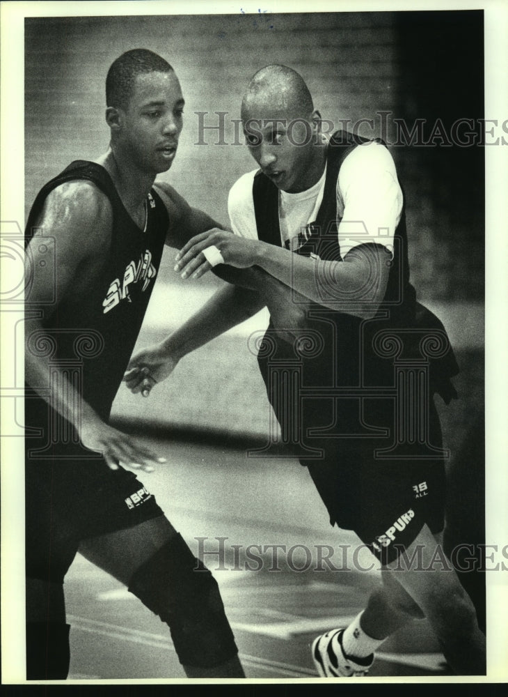 1992 Press Photo Lloyd Daniels at Incarnate Word College Basketball Practice- Historic Images