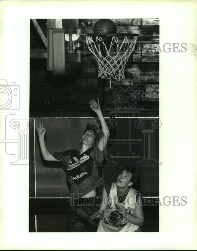 1994 Press Photo Saint Mary&#39;s College Women&#39;s Basketball Players at Practice- Historic Images