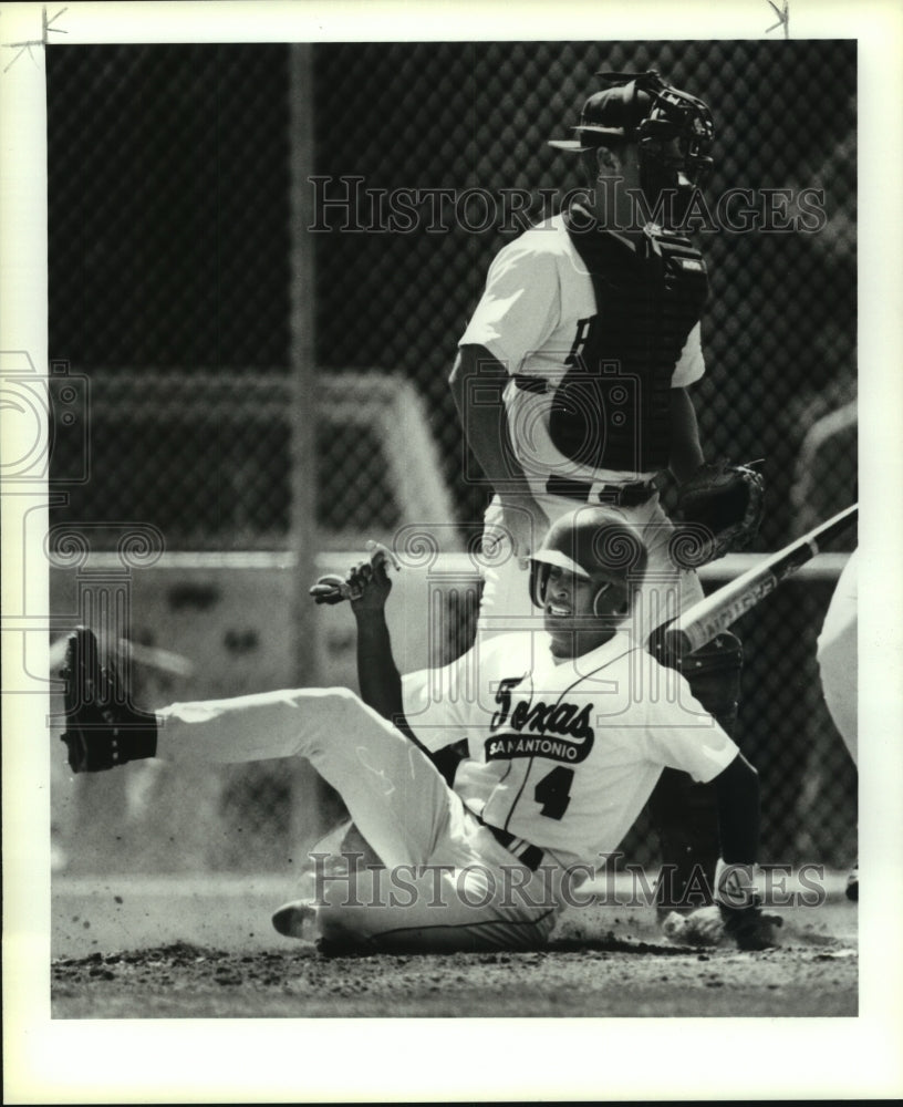 1993 Press Photo San Antonio and Houston College Baseball Players at Game- Historic Images