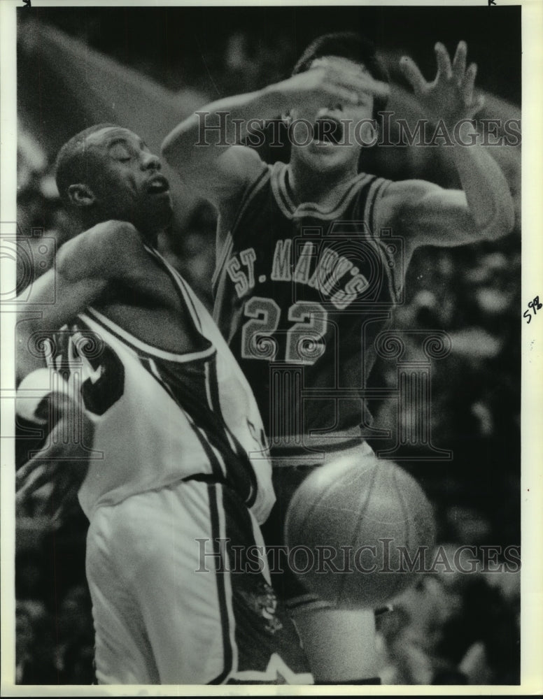 1991 Press Photo Darryl Eaton knocks basketball out of Gebe Ramirez&#39;s hands- Historic Images