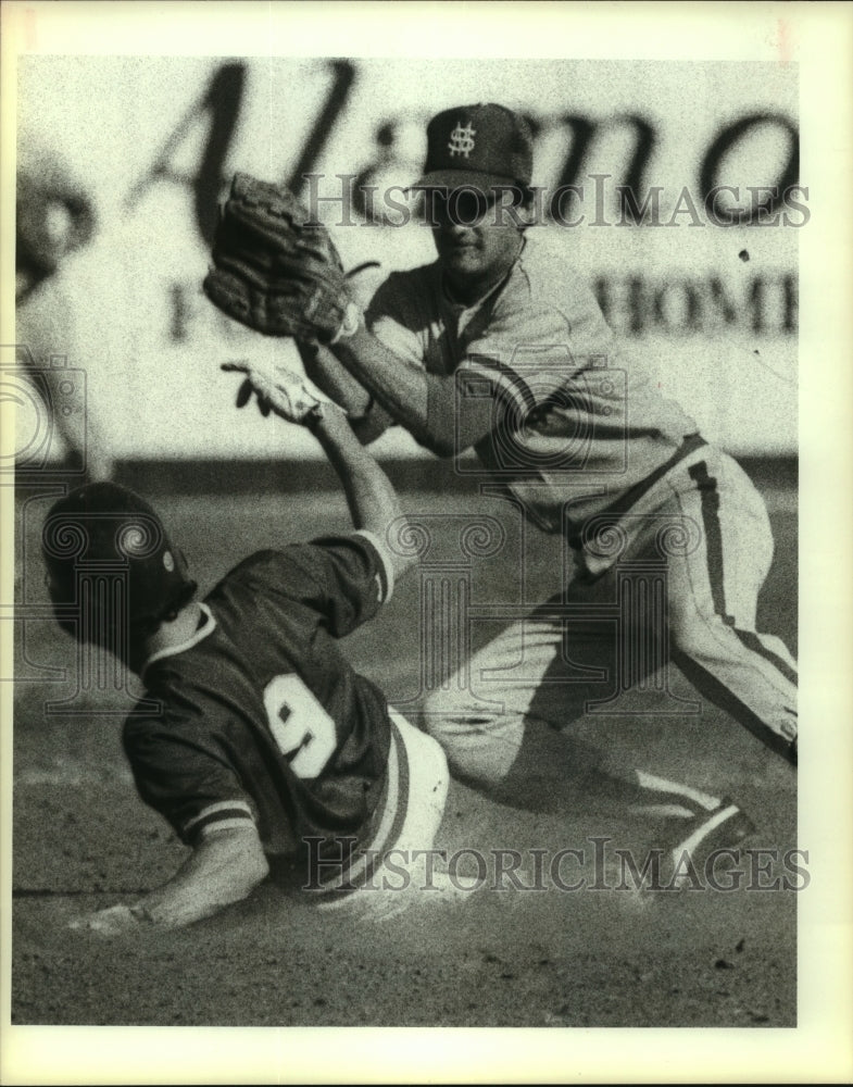 1983 Press Photo Baylor and Saint Mary&#39;s College Baseball Players at Game- Historic Images