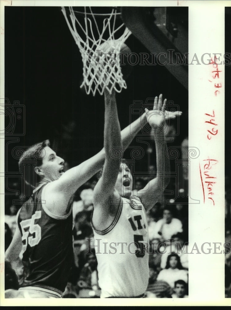 1990 Press Photo College Basketball Players Tim Faulkner and Mike Lanier at Game- Historic Images