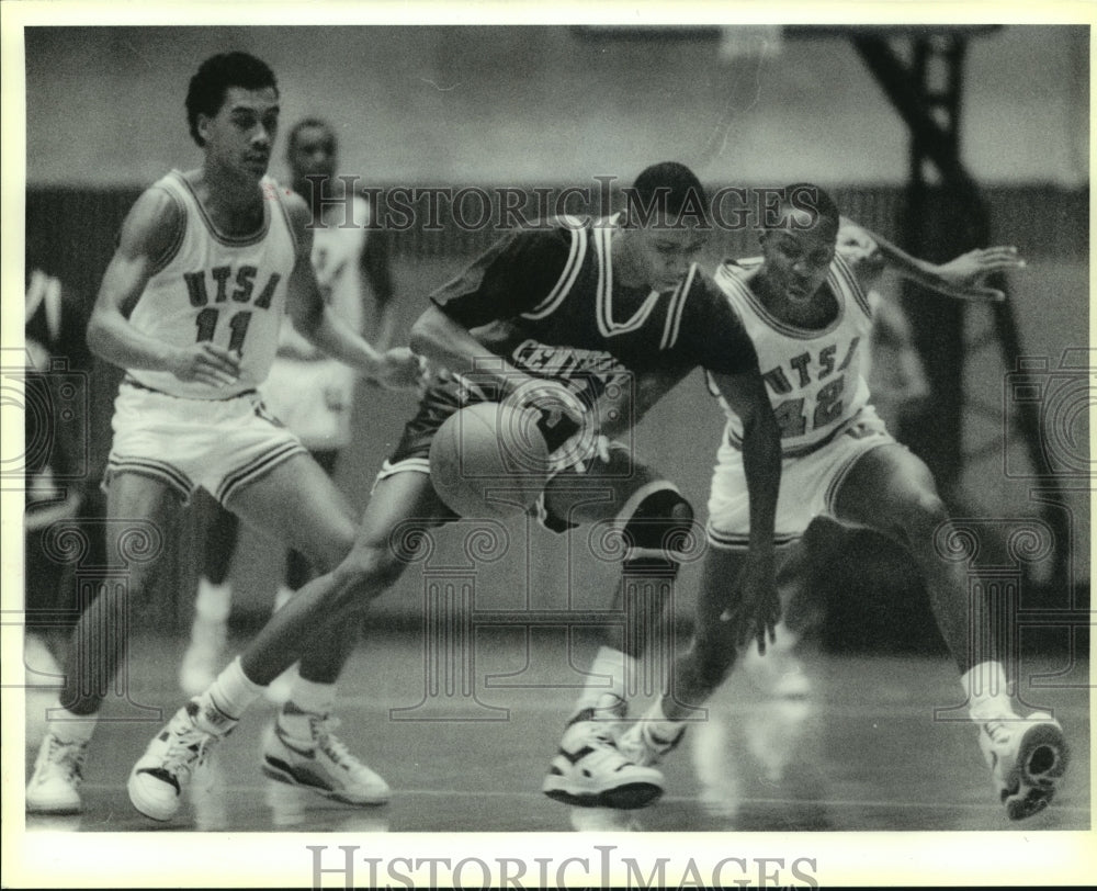 1990 Press Photo Centenary &amp; UTSA College Basketball Game - sas05121- Historic Images