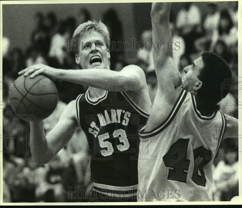 1990 Press Photo Matt Cernosek goes around Charlie Oppermann, College Basketball- Historic Images