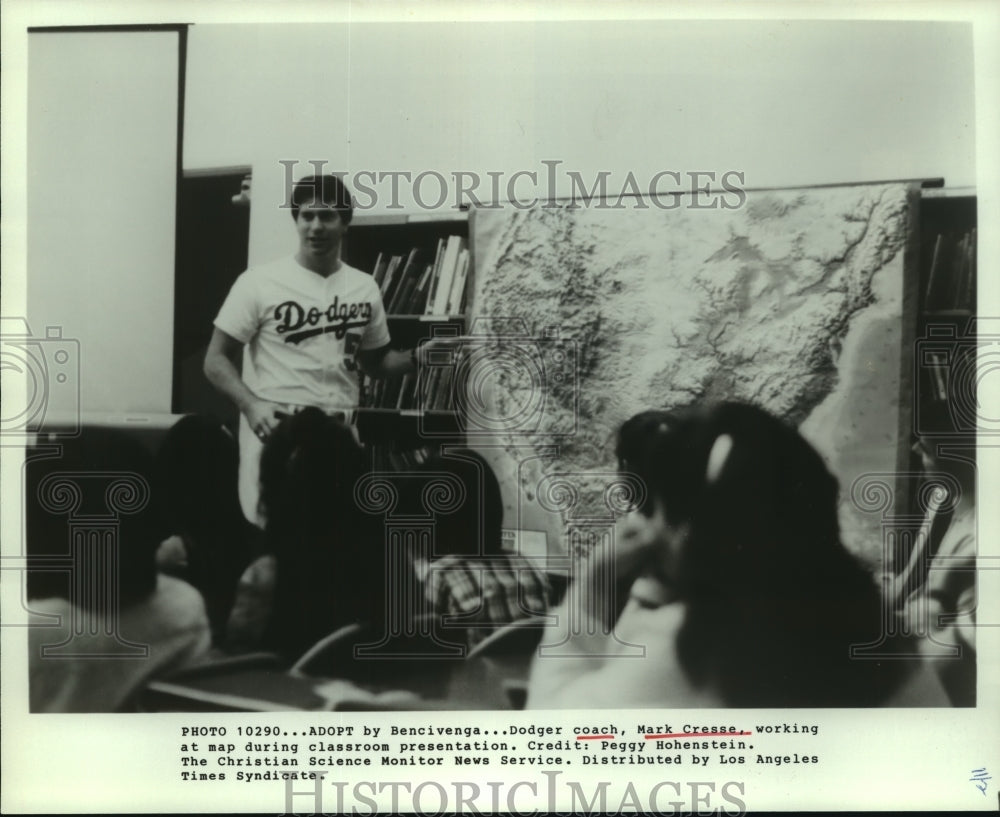 Press Photo Dodger Coach Mark Cresse, working map during classroom presentation- Historic Images