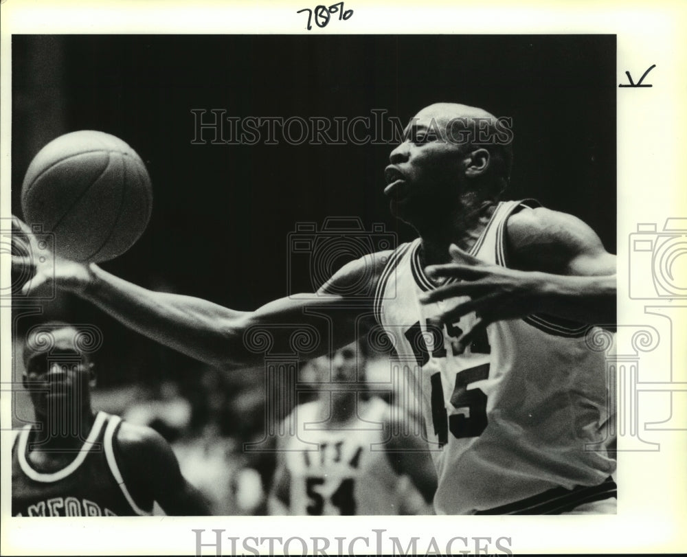 1990 Press Photo Bruce Wheatley, UTSA vs Samford Bulldogs Basketball - sas05137- Historic Images