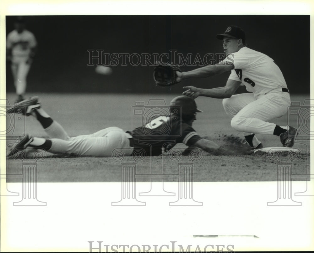 1991 Press Photo Incarnate Word vs. St. Mary&#39;s, College Baseball Game Action- Historic Images