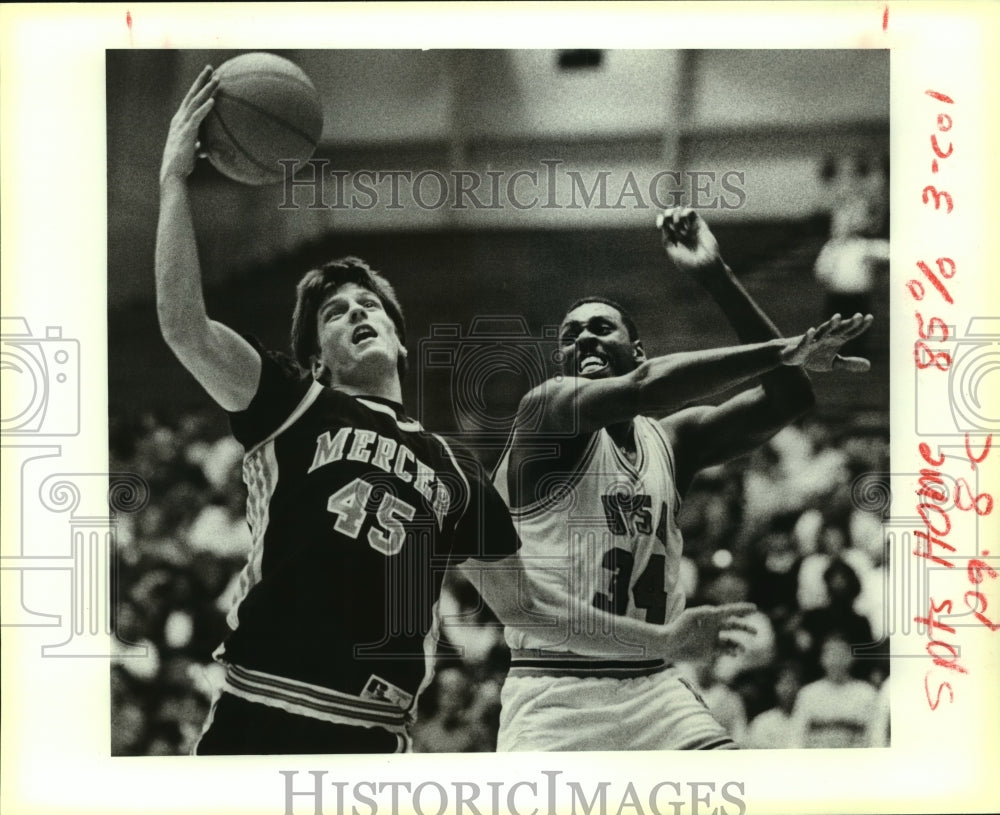 1988 Press Photo Clarence McGee attempts steal on Scott Barley, Basketball- Historic Images
