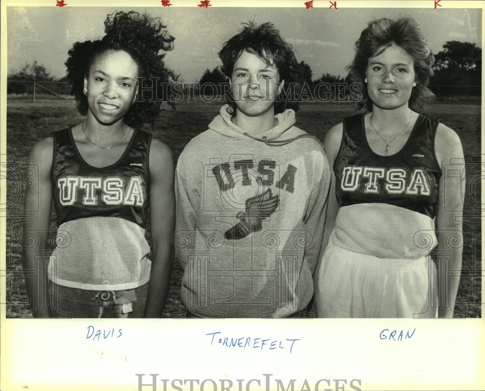 1987 Press Photo Regina Davis, Cecilia Tornerefelt, Kristin Gran, College Track- Historic Images