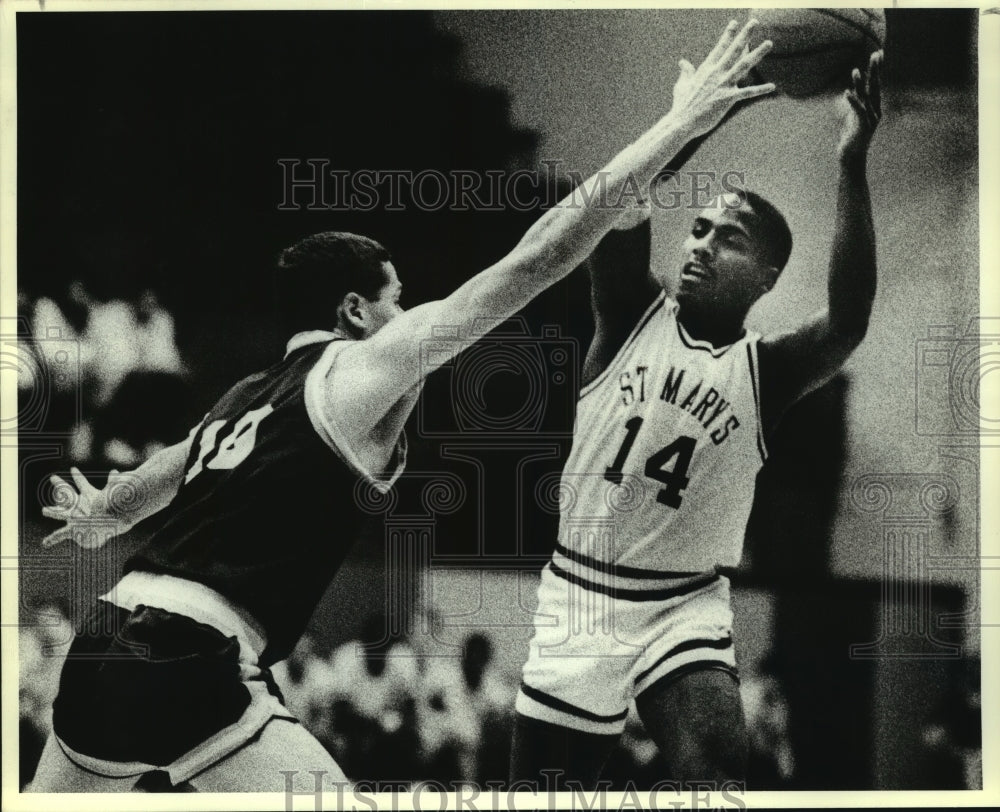 1988 Press Photo Anthony Houston is guarded, College Basketball - sas05171- Historic Images