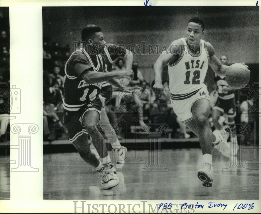 1990 Press Photo Centenary and Texas-San Antonio play college basketball