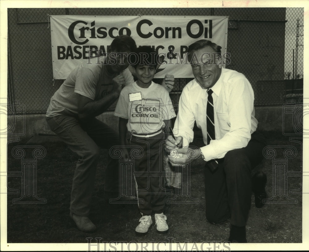 1986 Press Photo Houston Astro Bob Bruce with little leaguer Mike Gonzalez- Historic Images