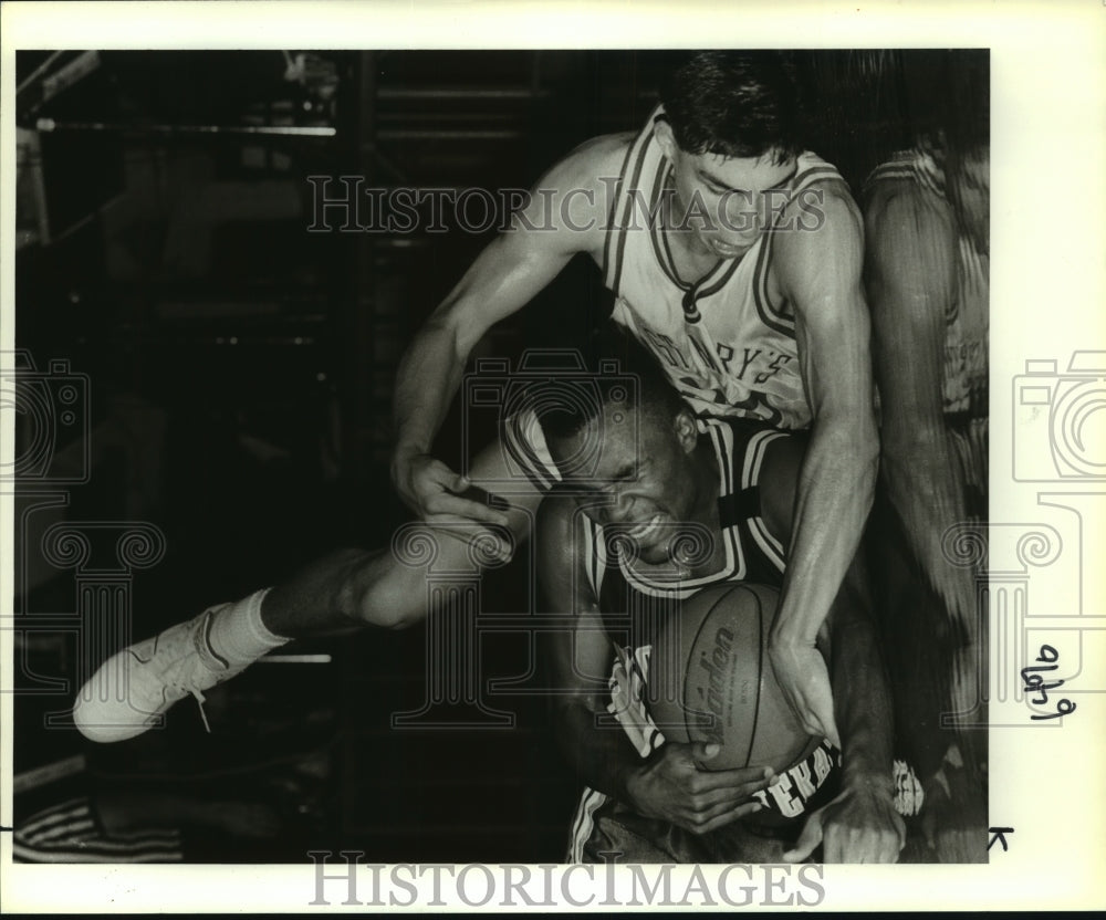 1990 Press Photo St. Mary&#39;s and Concordia play a men&#39;s college basketball game- Historic Images