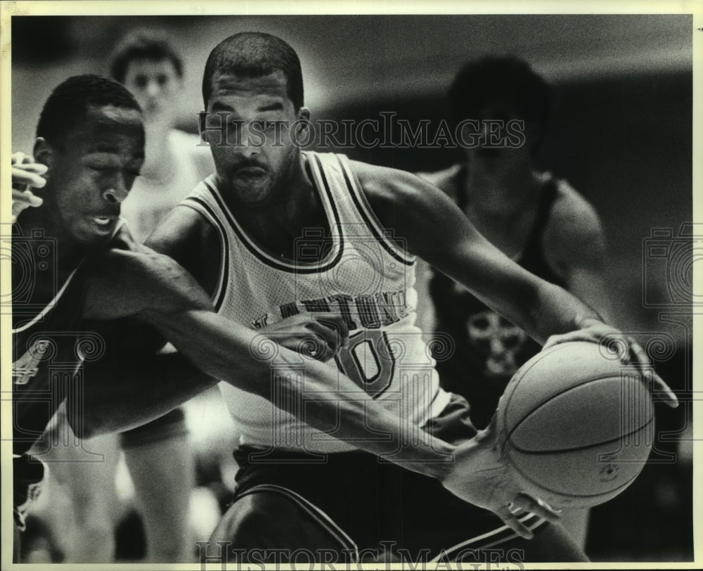 1985 Press Photo Texas-San Antonio and a German team play exhibition basketball- Historic Images