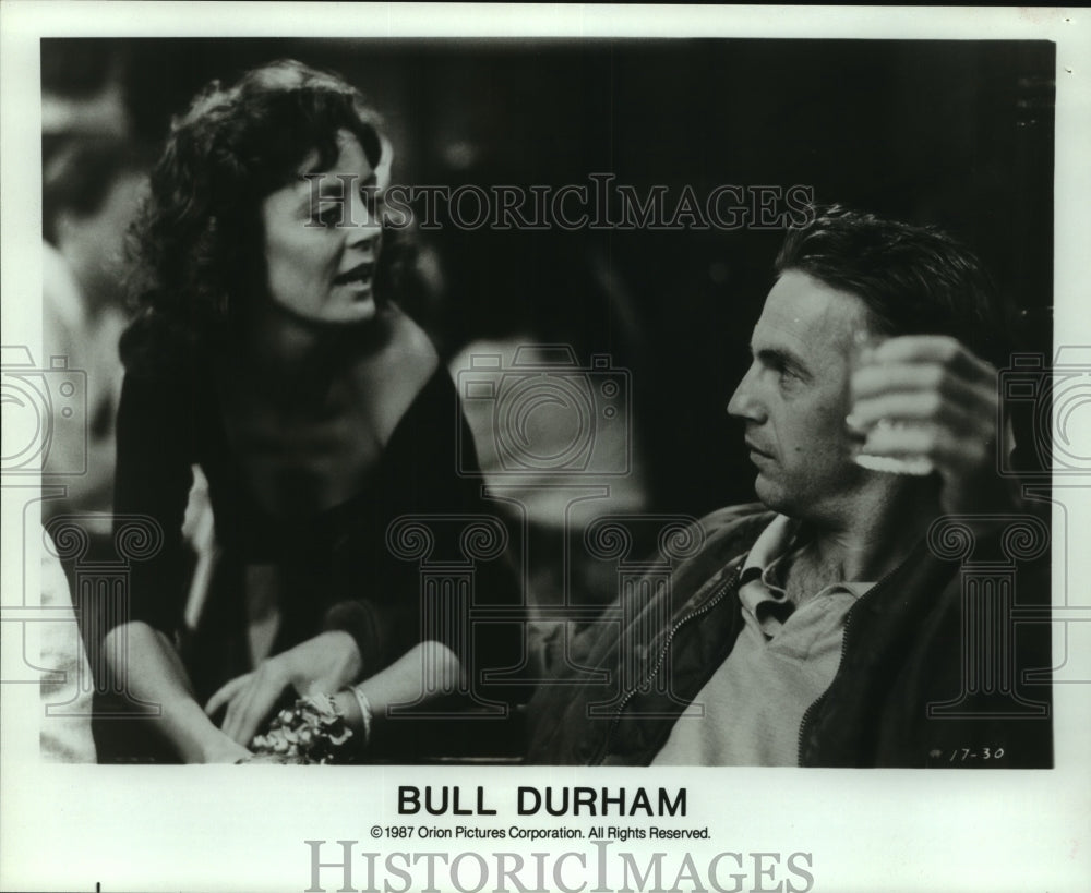 1987 Press Photo Actors Susan Sarandon and Kevin Costner in "Bull Durham"- Historic Images