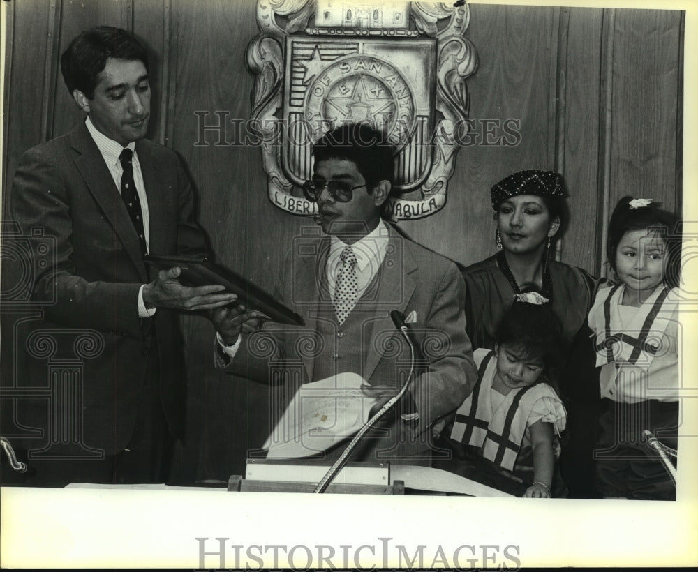 1985 Press Photo Boxer Mike Ayala and Family with Mayor Cisneros - sas05546- Historic Images