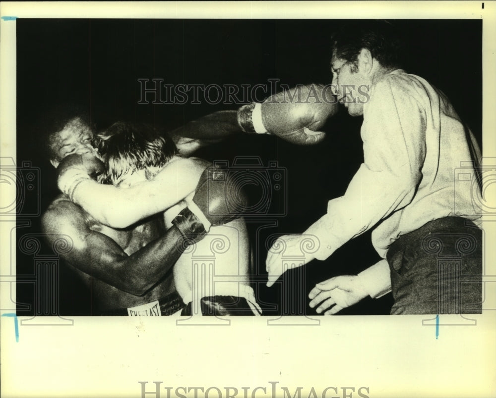 1984 Press Photo Boxers Willie Chaney and John Dinney in Ring with Referee- Historic Images