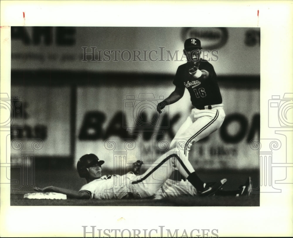 1993 Press Photo Incarnate Word College Versus Shreiner Baseball Players at Game- Historic Images