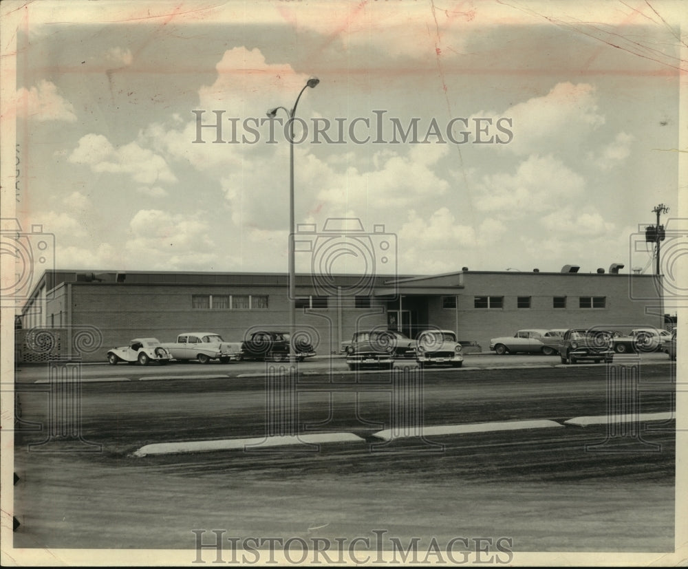Press Photo A Southside San Antonio bowling alley - sas05657- Historic Images