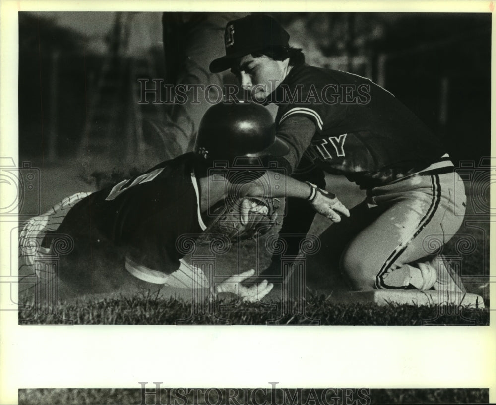 1985 Press Photo Trinity and Notre Dame play college baseball - sas05667- Historic Images