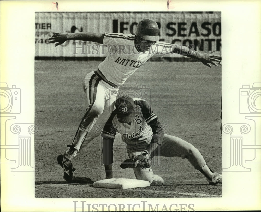 1985 Press Photo St. Mary's John Abt, Trinity's Dave Millmen, College Baseball- Historic Images