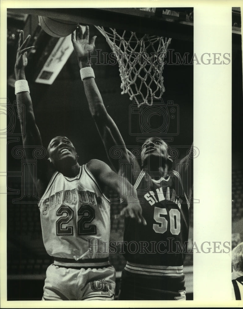 1985 Press Photo Texas-San Antonio and St. Mary's play college basketball- Historic Images